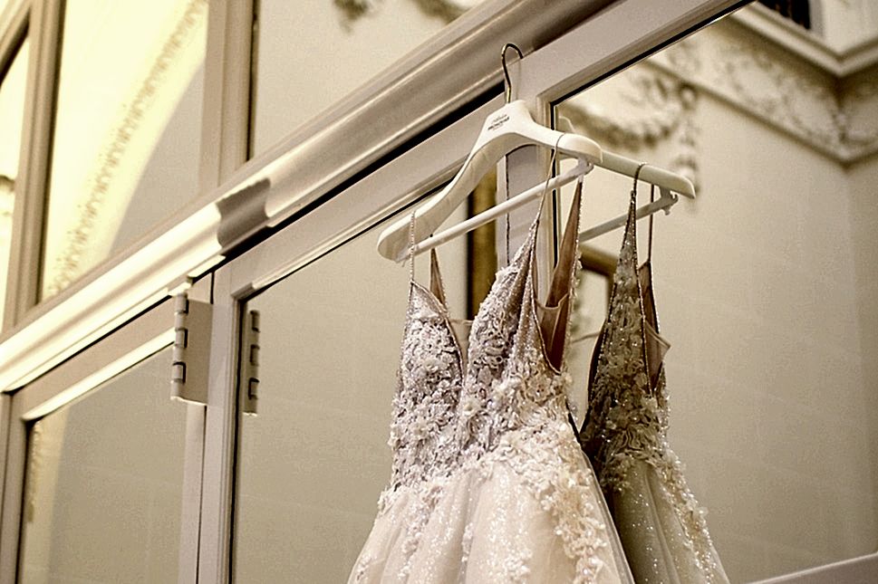Robes de mariées, se mettent en place comme pour une répétition du ballet