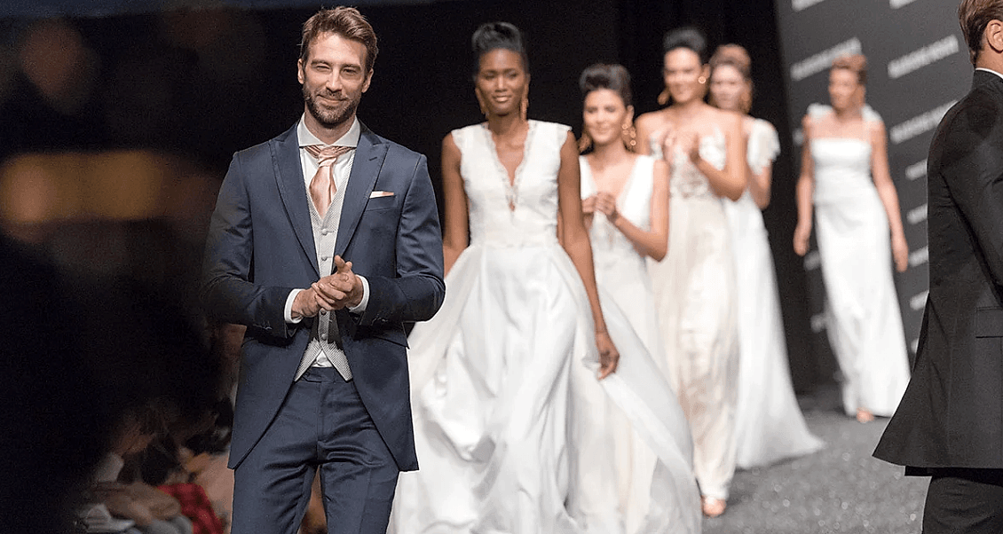 défilé de robes de mariées au salon du mariage à Versailles