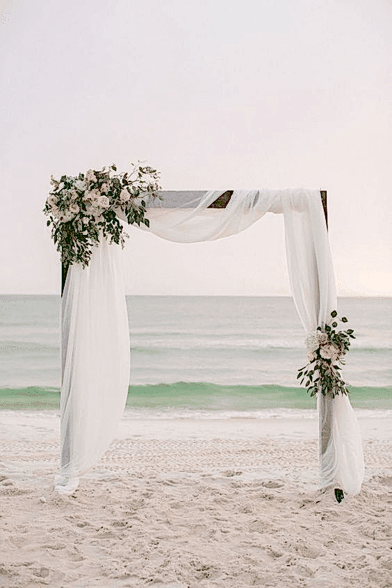 arche de mariage chic sur la plage
