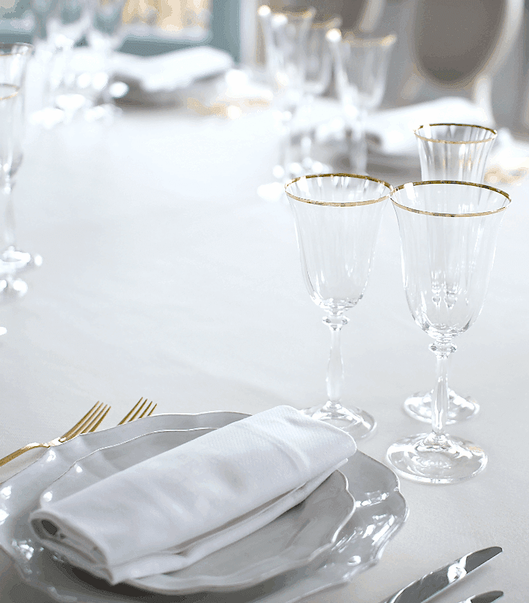 Table de mariage avec verrerie de luxe