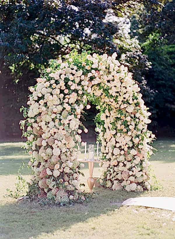 arche roses mariage extérieur cérémonie inspiration